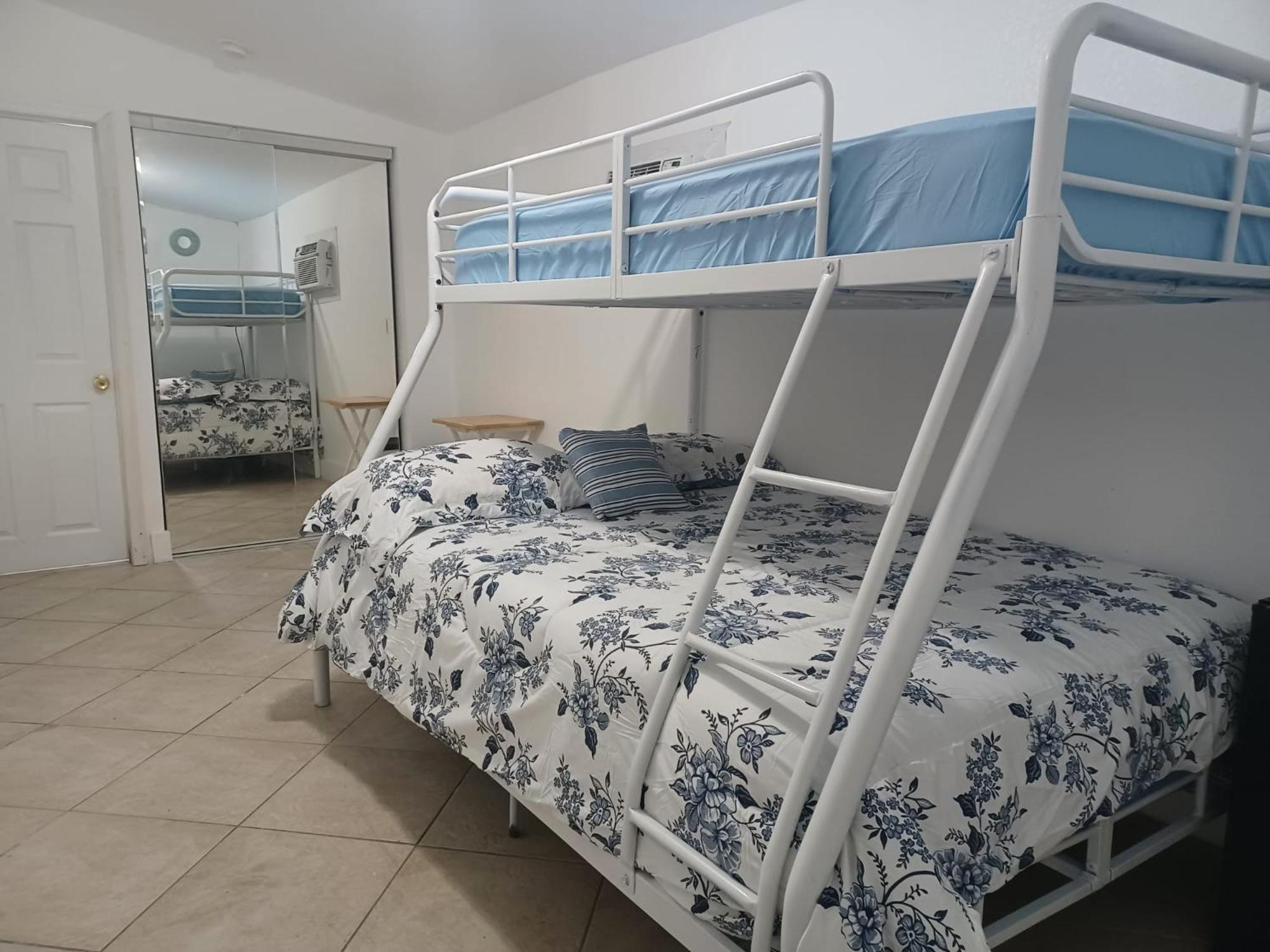 Séjour chez l'habitant B6 Value On Private Bedroom With Private Bathroom In Little Havana,